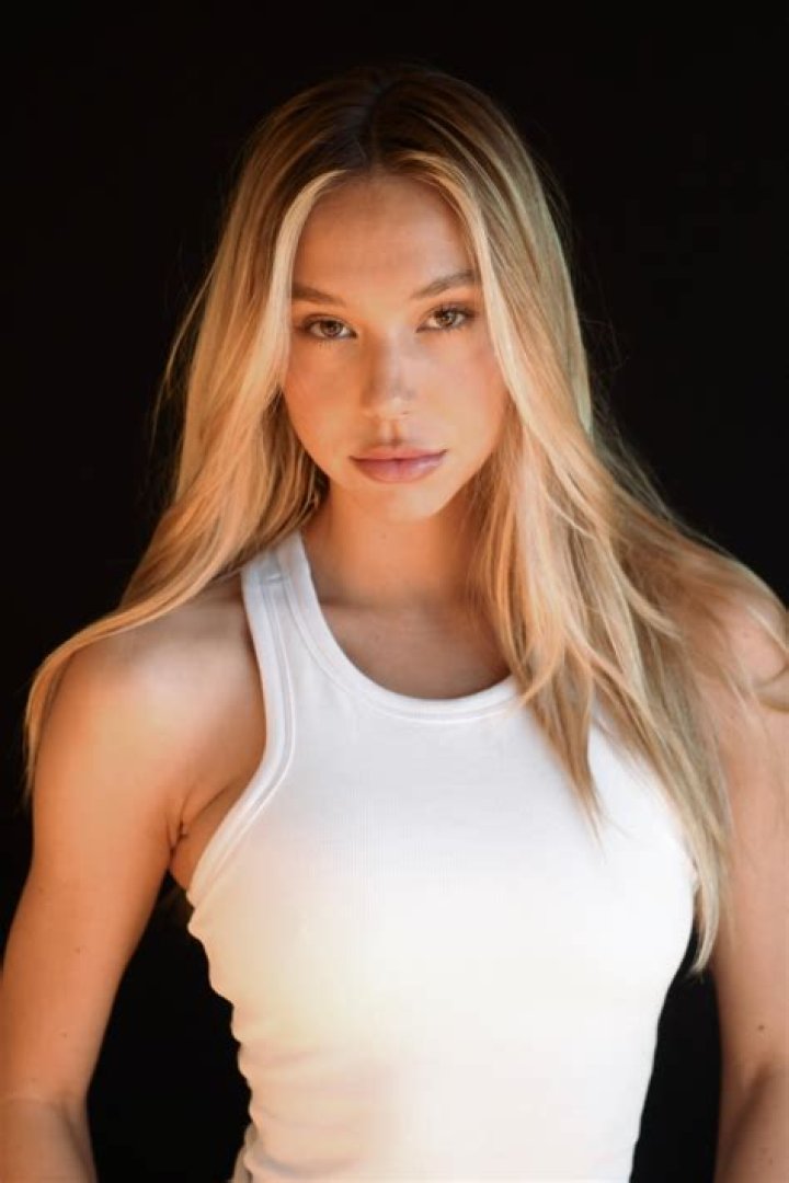 Alexis Ren pictures
