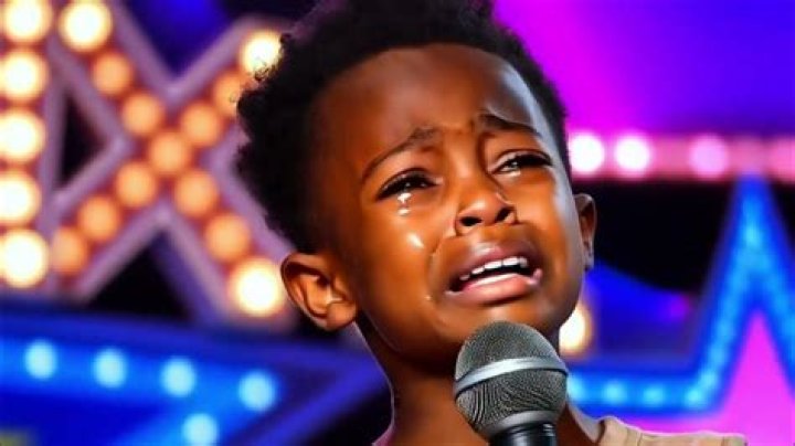 Boy stuns crowd with his cool dance like Michael Jackson
