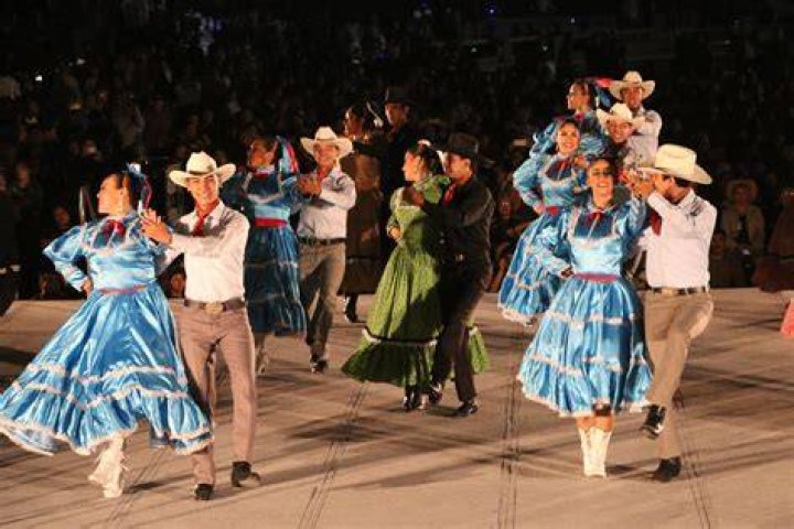En Nuevo Leon se baila la cumbia - Takuache cumbia