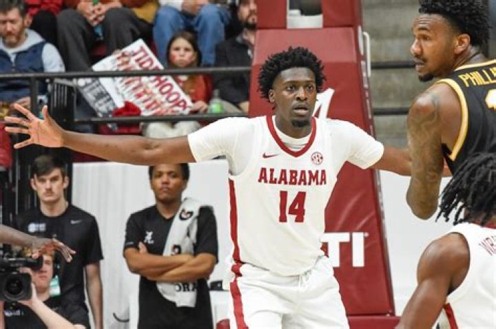 Former basketball player Al Smith committed suicide after shooting his girlfriend.