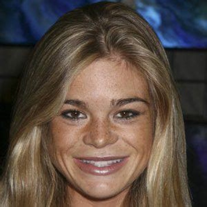 How old is Ellen Muth?