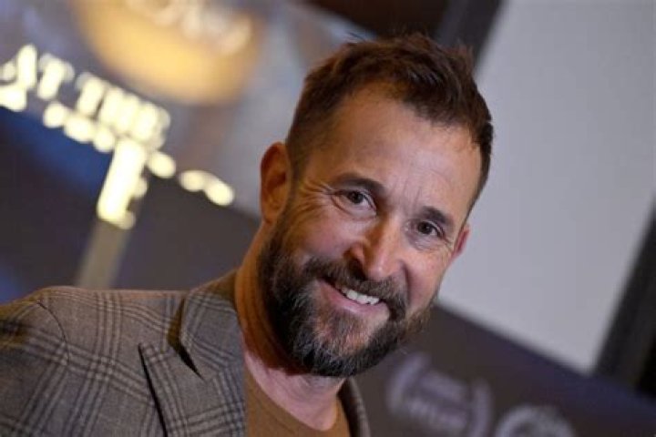 noah wyle financial status