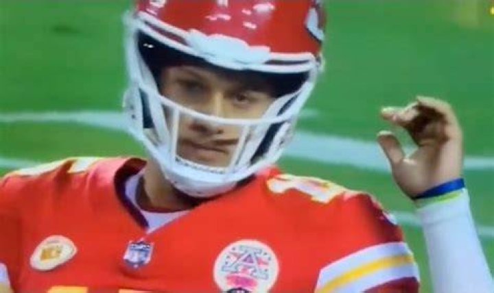 Patrick Mahomes wiggling his fingers during a game against the New York Jets.