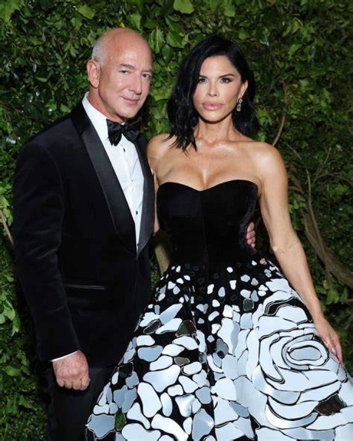Lauren Sanchez No Makeup Look: Did She Get Her Boobs and Nose Done Sanchez, now Jeff Bezos's fiance, has flaunted a gigantic diamond ring to serve the occasion