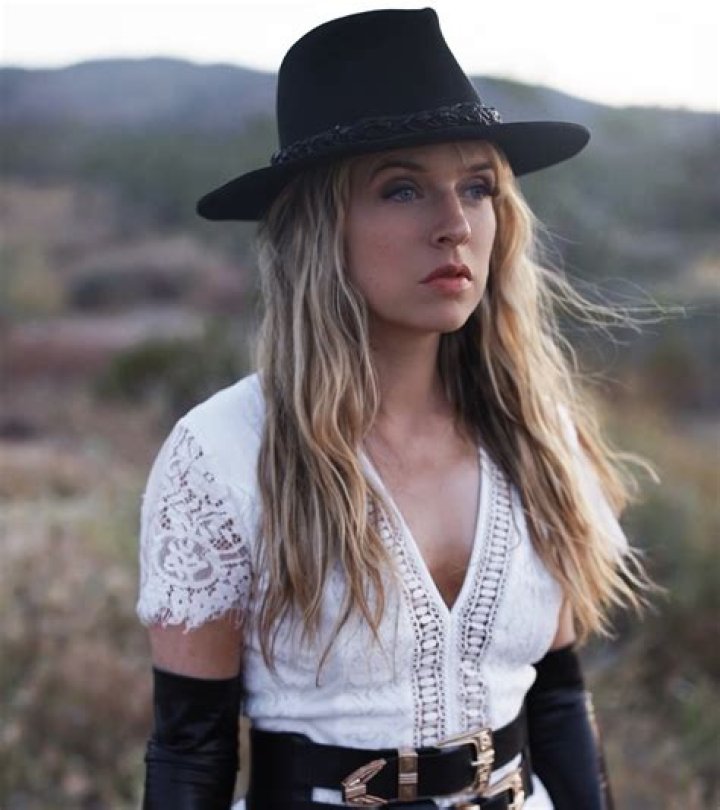 Zz Ward's Photo